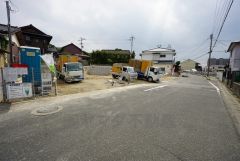 現地（2025年5月19日）撮影。ゆったりとした7ｍ幅の道路をはさんでいることで陽射しを遮られることなくとても明るいです。