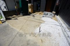 駐車スペースはゆとりある2台分を確保。マイカー用に、お客さま用に、余裕を持ってご利用いただけます。