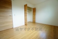 住む人のこだわりを活かす洋室。日当たりがよく、寝室としての利用もおすすめ。広めのクローゼットには荷物をすっきり片付けられ、ゆとりのある暮らしが出来ます＾＾