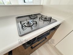 複数の調理を一度に行うことができる3口コンロ。効率よくお料理が出来ます。毎日のお料理も楽しくなりますね＾＾