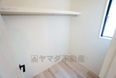 洗面室横に設けたファミリークローク。家族みんなの衣類や日用品をまとめて収納でき、朝の身支度や入浴後の着替えもスムーズです。窓付きで換気もしやすく、清潔感のある快適な収納空間。生活動線を考えた、使い勝手