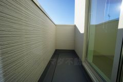 陽当たりの良いバルコニーです。お洗濯やお布団干しはもちろん、日光浴スペースにも。足元は防水工事施工済です。