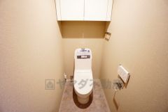 壁リモコンタイプのウォシュレット付き。すっきりした見た目で、トイレ奥の掃除もしやすいです。