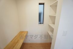 同仕様写真。食品や飲料、調理器具を収納できるパントリー付き。週末に買いだめした食料を楽々収納できます。