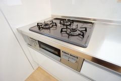 3種類の料理が同時に調理できる、3口ガスコンロ。忙しい夕食の支度時間が短縮できて効率よくお料理が楽しめます。