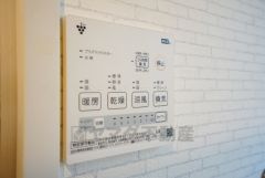 雨の日の洗濯も安心できる浴室暖房乾燥機付き浴室。リモコンで操作もボタン1つで簡単。