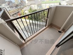リビングにつながるバルコニーです。3面バルコニーで明るい住戸。外に一時的にゴミを置くこともでき、室内を清潔に保てます。