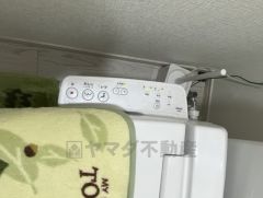 温水洗浄機能付きのシャワートイレを採用。清潔感のある空間で、快適性と使いやすさを兼ね備えた設備が日々の暮らしをサポートします。節水設計で家計にもやさしい仕様です。