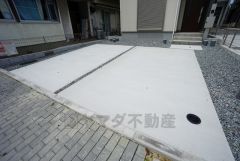 駐車スペースはゆとりある2台分を確保。マイカー用に、お客さま用に、余裕を持ってご利用いただけます。
