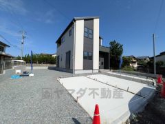 お子様と公園に行けない日も、のびのびお庭で遊べるのがうれしいですね。ガーデニングやお子様のプールなど大活躍です＾＾