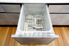 食後の時間にゆとりを与えてくれる食器洗い乾燥機。操作ボタンも上面にあるので、腰をかがめずに操作が楽々。