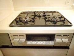 複数の調理を一度に行うことができる3口コンロ。効率よくお料理が出来ます。毎日のお料理も楽しくなりますね＾＾