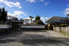 お友達をたくさん呼べるゆとりの駐車スペース。3台まで並列駐車できるので、急な来客時やお子様が成人して車を所有するようになっても安心です。