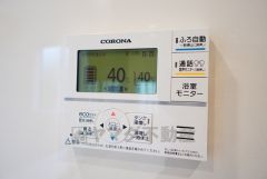 キッチン横からお湯張り、追い炊き、足し湯がボタン一つで楽々操作できる給湯機リモコンです。忙しい夕飯準備の時間帯に重宝しますね。