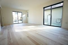 大きな窓のあるリビングは、陽光あふれる明るい空間です。居心地良く、ご家族皆がゆったりくつろげる憩いの空間となりそうです。