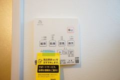 雨の日の洗濯も安心できる浴室暖房乾燥機付き浴室。リモコンで操作もボタン1つで簡単。