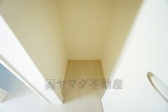 2階の廊下にも収納を確保。各居室に入りきれなかった荷物や、2階で使用する日用品のストック置き場に便利です。