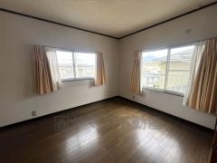 2面採光を確保した明るい室内は、風通しも良く、大変居心地の良い空間となっております。爽やかな風を感じて起きる朝は、快適生活の始まりに。