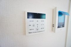 キッチン横からお湯張り、追い炊き、足し湯がボタン一つで楽々操作できる給湯機リモコンです。忙しい夕飯準備の時間帯に重宝しますね。