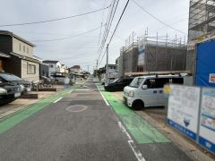 現地（2025年10月30日）撮影。住人以外の車の進入も少なく、小さなお子様を持つご家庭にも安心です。