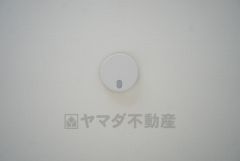 同仕様写真。火災発生をいち早く知らせてくれる火災報知器は標準装備です。