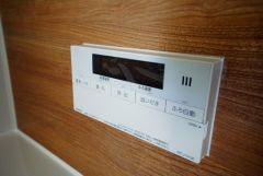 同仕様写真。おいだき機能つきなのでお風呂に入る時間が異なるご家庭には嬉しいですね。ボタン一つで快適で便利な生活が＾＾