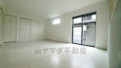 大きな窓のあるリビングは、陽光あふれる明るい空間です。居心地良く、ご家族皆がゆったり寛げる憩いの空間となりそうです。