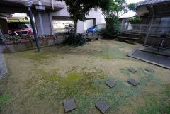 駐輪場の横にはベンチ付きの広々したスペースあり。住人同士の交流の場としても活用できます。