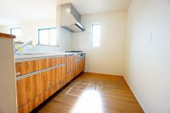 カウンタートップは耐熱性に優れており、日ごろのお掃除もふき取るだけでＯＫ。ステンレスシンクも簡単にお掃除できますよ。