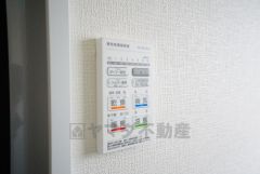 浴室暖房乾燥機付き。天候に左右されず、いつでも好きなときに洗濯物を干せるので、仕事や家事で忙しい方に重宝します。