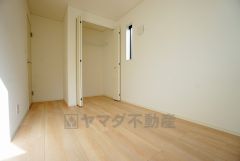 同仕様写真。暖かい日差しが差し込む洋室。たっぷり収納できるクローゼット付きでお部屋の中をすっきりと快適に保てます。