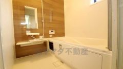 1日の疲れを癒すくつろぎのバスルーム。足を伸ばしてもゆったりと入れるサイズです。お子様と一緒にお風呂に入っても狭くないですね^^