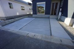 駐車スペースはゆとりある2台分を確保。マイカー用に、お客さま用に、余裕を持ってご利用いただけます。