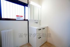 三面鏡つき洗面台。鏡裏にたっぷりとした収納スペースがあります。鏡を閉めてしまえば小物は見えないため、スッキリとした印象の洗面台にできます。