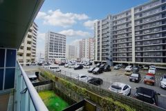 全面が駐車場のため、圧迫感が少なく、室内にはやわらかな光が入りやすい心地よい眺め。毎日の暮らしに明るさと開放感をもたらします＾＾