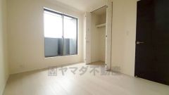 暖かい日差しが差し込む洋室。たっぷり収納できるクローゼット付きでお部屋の中をすっきりと快適に保てます。