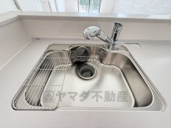 広々とした凸型シンクに洗剤ポケットを標準装備。大きなお鍋など洗いやすいです。