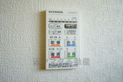 浴室暖房乾燥機付き。天候に左右されず、いつでも好きなときに洗濯物を干せるので、仕事や家事で忙しい方に重宝します