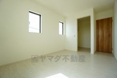 明るい洋室です。全居室にはたっぷり収納できるクローゼットを設置しています。