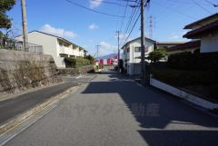 ゆったりとした8ｍ幅の道路をはさんでいることで陽射しを遮られることなくとても明るいです。