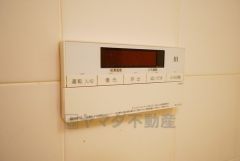 湯量・湯温の設定、そして保温までワンタッチのフルオートバス。便利な追い炊き機能付きです。