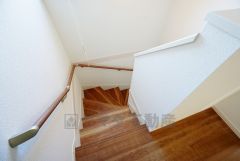 同仕様写真。お子様も高齢の方も安心して上り下りができる手摺がついた安心設計です。 階段には小窓を配置しました。日中でも暗くなりがちな階段下が明るくなり安全ですね。