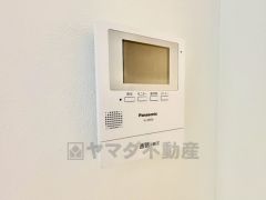 防犯性、セキュリティ対策に安心できるテレビモニター付きインターフォンです。セールスマン対策にもなり安心できます。
