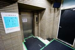 エレベーターホールには外部からの映像がチェックできる防犯カメラモニターが設置されています。防犯対策バッチリです。