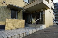 手すりのついたエントランス階段。清潔感のある空間で気持ちが良いですね＾＾