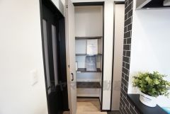 まとめ買いしてもこの収納量なら心配要らずのパントリー。調理家電や食品のストックをすっきりまとめられ、キッチン周りを広々使えます。