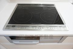 同仕様写真。複数の調理を一度に行うことができる3口コンロ。効率よくお料理が出来ます。毎日のお料理も楽しくなりますね＾＾