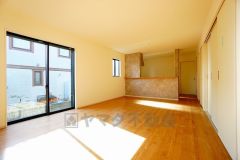 大きな窓のあるリビングは、陽光あふれる明るい空間です。居心地良く、ご家族皆がゆったり寛げる憩いの空間となりそうです。