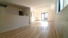 大きな窓のあるリビングは、陽光あふれる明るい空間です。居心地良く、ご家族皆がゆったり寛げる憩いの空間となりそうです。