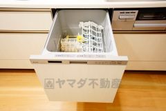 食事の後の手間を解消する食器洗い乾燥機付。冬場の洗い物で手荒れの悩みもなくなります。手洗いよりも節約できて便利。